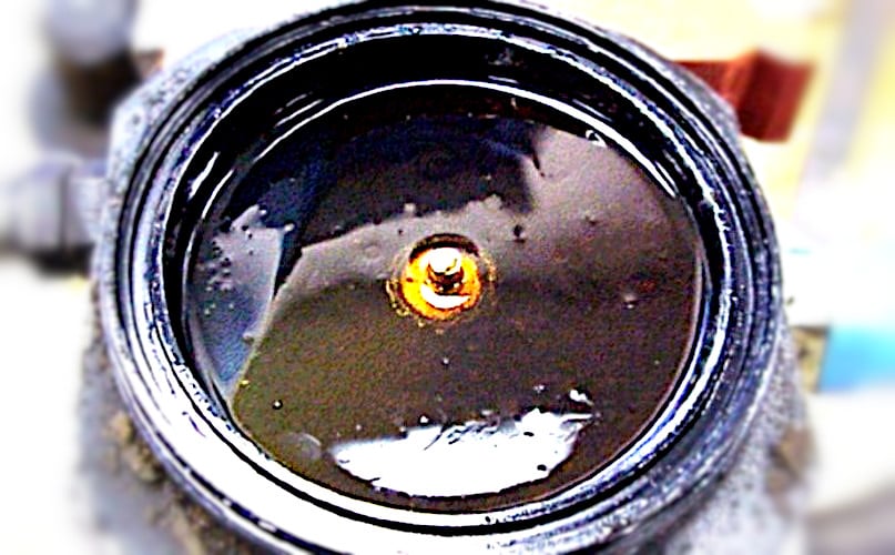 Oil contamination in high-pressure chamber